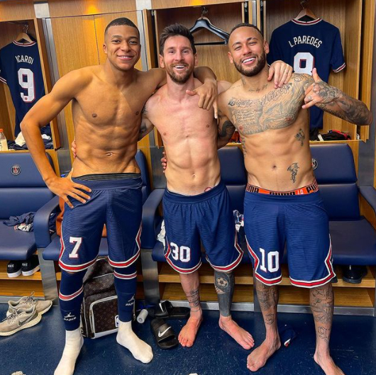 Mbappe chụp ảnh cùng Messi và Neymar